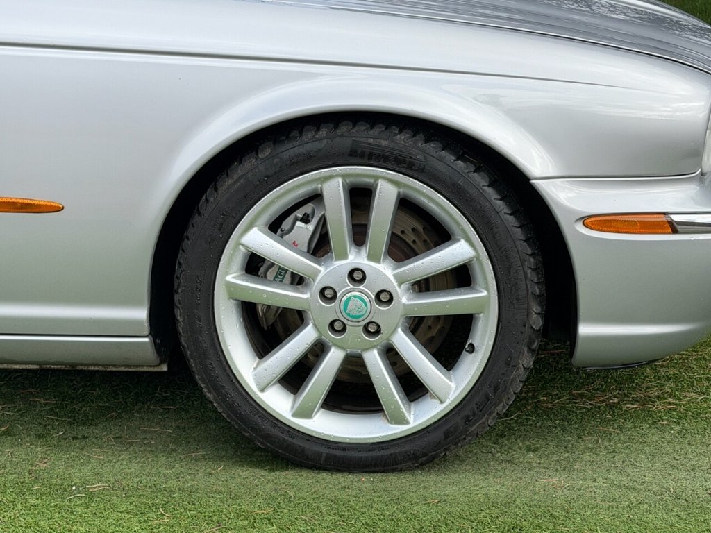 USED 2004 04 JAGUAR XJR 4.2 V8 Saloon 4dr Petrol Automatic (299 g/km, 400 bhp) 2 KEYS, HEATED LEATHER, S/NAV