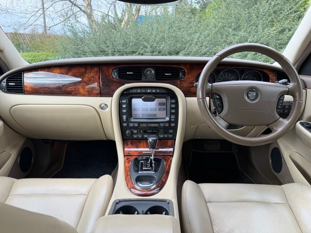 USED 2004 04 JAGUAR XJR 4.2 V8 Saloon 4dr Petrol Automatic (299 g/km, 400 bhp) 2 KEYS, HEATED LEATHER, S/NAV