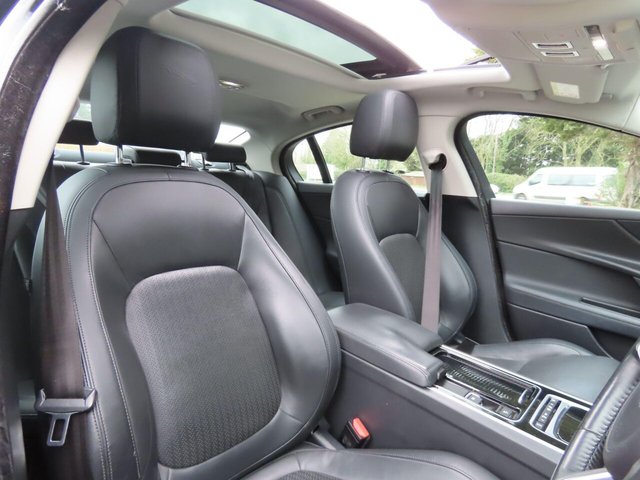 2017 JAGUAR XE - Photo 8