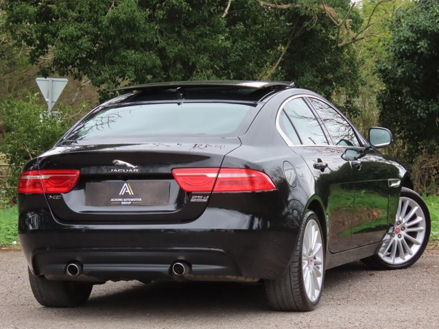 2017 JAGUAR XE - Photo 4