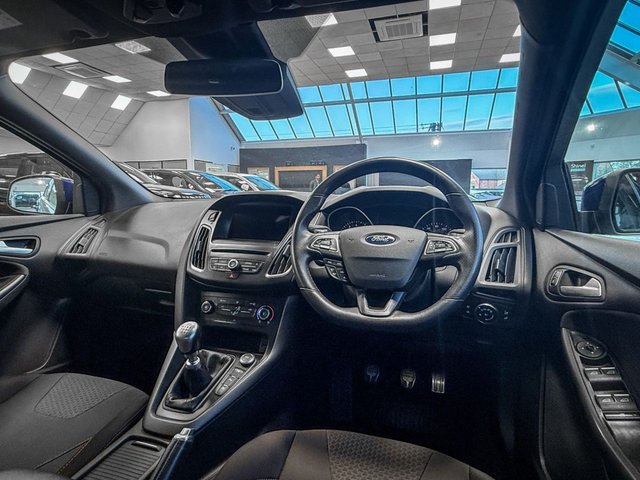 2017 Ford Focus 1L St-Line 5dr - Photo 3