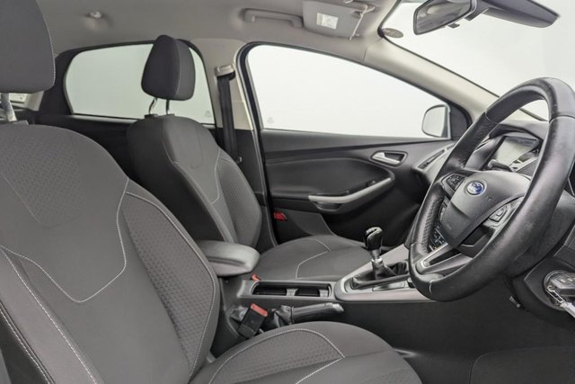 2016 Ford Focus 1.5L Zetec 5dr - Photo 3