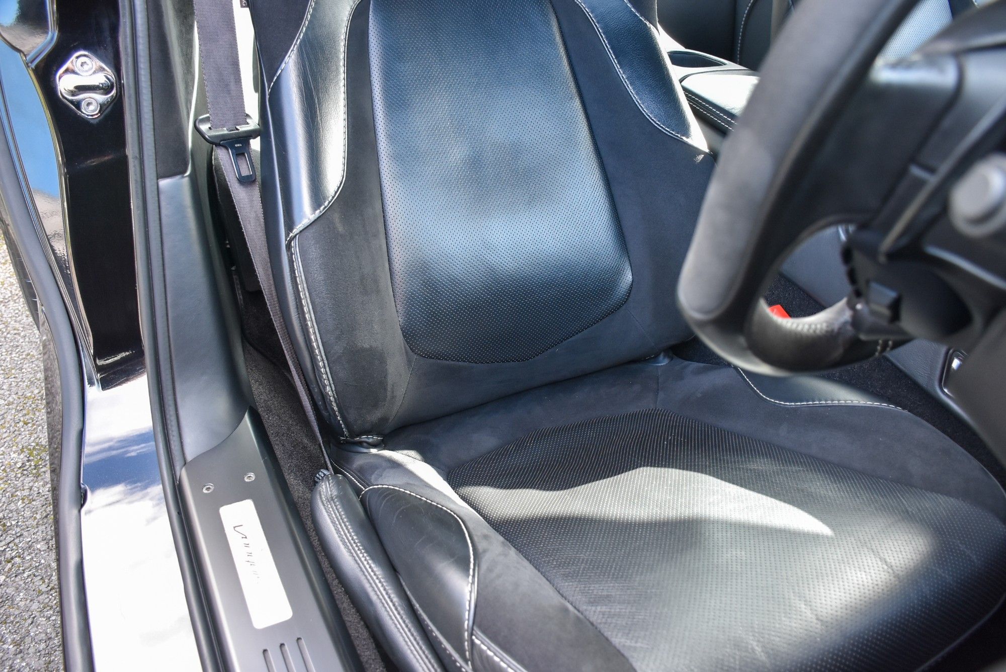 USED 2013 62 ASTON MARTIN VANQUISH 6.0 V12 Coupe 2dr Petrol T-TronicII Euro 5 (565 bhp) 