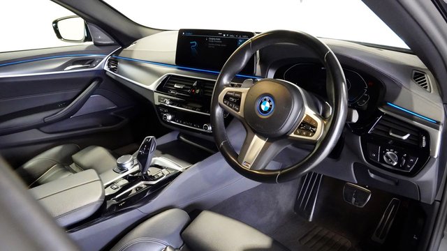 2023 BMW 5 Series 2L M Sport 4dr - Photo 2