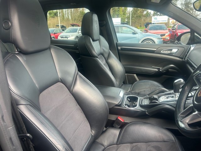 2017 PORSCHE CAYENNE - Photo 10