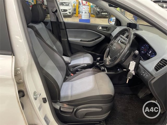 2015 HYUNDAI I20 1.2 Premium SE Hatchback 5dr Petrol Manual Euro 6 (84 ps) - Photo 3