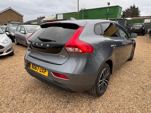 2017 VOLVO V40 2.0 D2 Momentum Nav Plus Hatchback 5dr Diesel Manual Euro 6 (s/s) (120 ps) - Photo 9