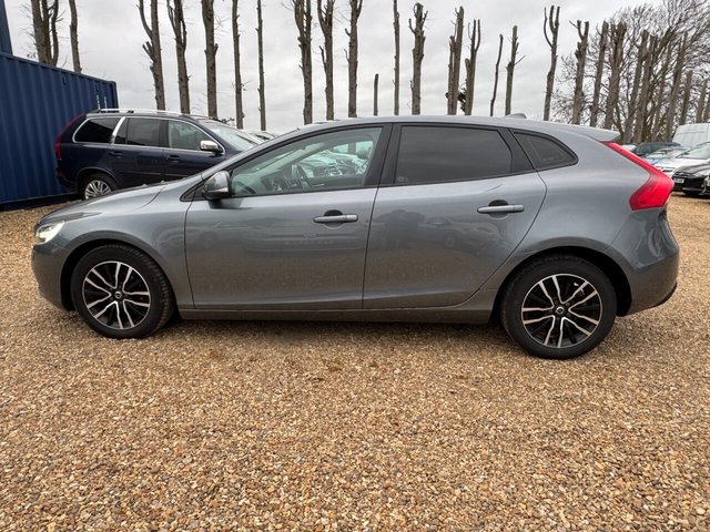 2017 VOLVO V40 2.0 D2 Momentum Nav Plus Hatchback 5dr Diesel Manual Euro 6 (s/s) (120 ps) - Photo 11