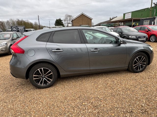 2017 VOLVO V40 2.0 D2 Momentum Nav Plus Hatchback 5dr Diesel Manual Euro 6 (s/s) (120 ps) - Photo 12