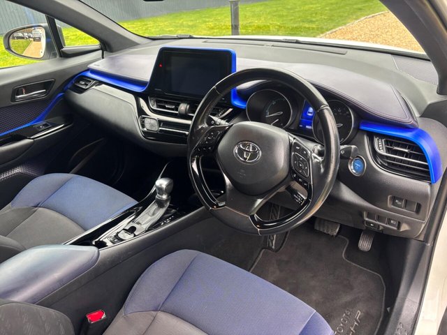 2017 TOYOTA C-HR - Photo 2