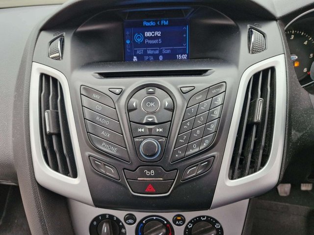 2012 Ford Focus 1L Zetec 5dr - Photo 4