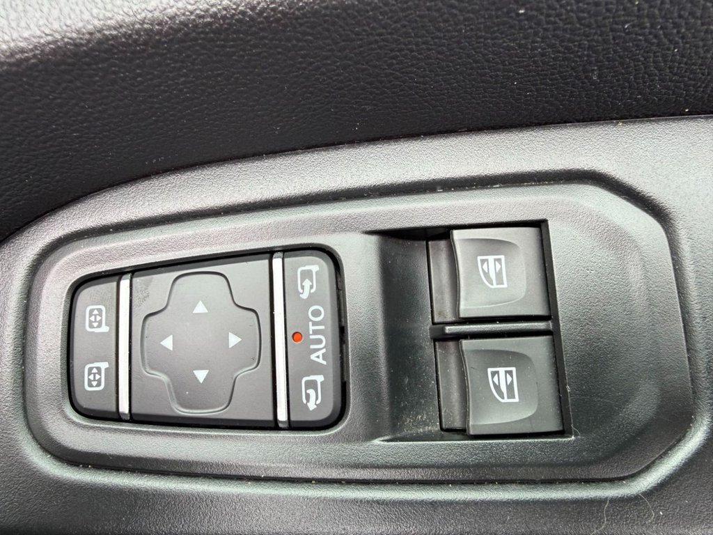 USED 2022 71 RENAULT TRAFIC 2.0 dCi LL30 Sport Minibus Double Cab 5dr Diesel Manual L2 H1 Euro 6 (s/s) (9 Seat) (150 ps) 