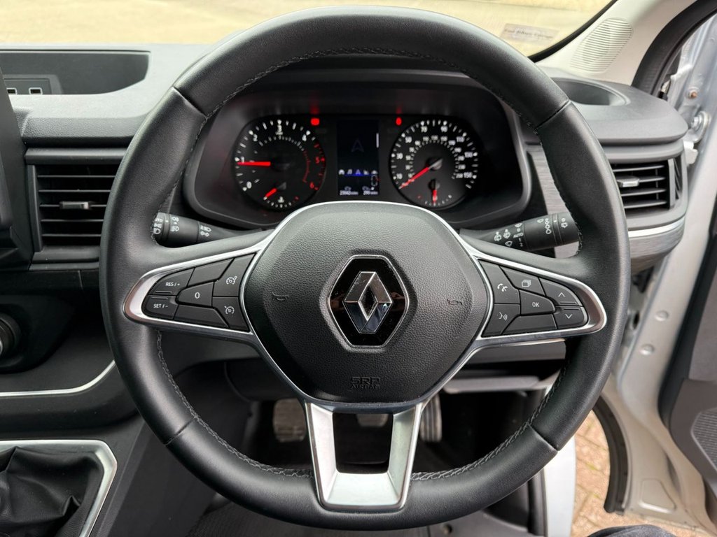 USED 2022 71 RENAULT TRAFIC 2.0 dCi LL30 Sport Minibus Double Cab 5dr Diesel Manual L2 H1 Euro 6 (s/s) (9 Seat) (150 ps) 