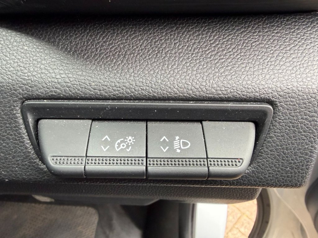 USED 2022 71 RENAULT TRAFIC 2.0 dCi LL30 Sport Minibus Double Cab 5dr Diesel Manual L2 H1 Euro 6 (s/s) (9 Seat) (150 ps) 