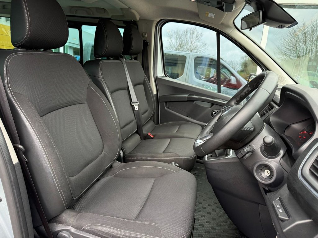 USED 2022 71 RENAULT TRAFIC 2.0 dCi LL30 Sport Minibus Double Cab 5dr Diesel Manual L2 H1 Euro 6 (s/s) (9 Seat) (150 ps) 