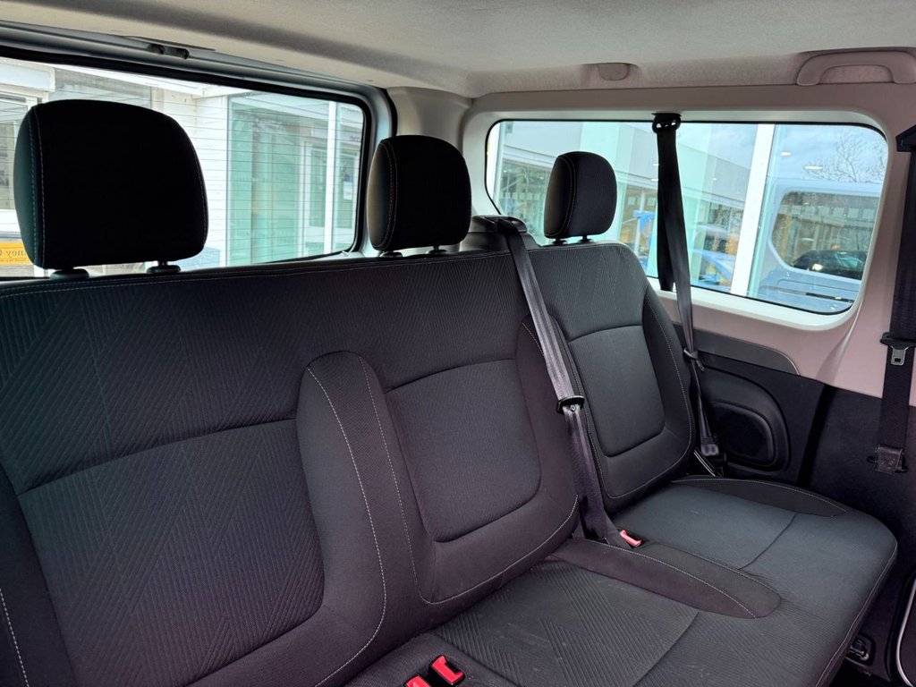 USED 2022 71 RENAULT TRAFIC 2.0 dCi LL30 Sport Minibus Double Cab 5dr Diesel Manual L2 H1 Euro 6 (s/s) (9 Seat) (150 ps) 