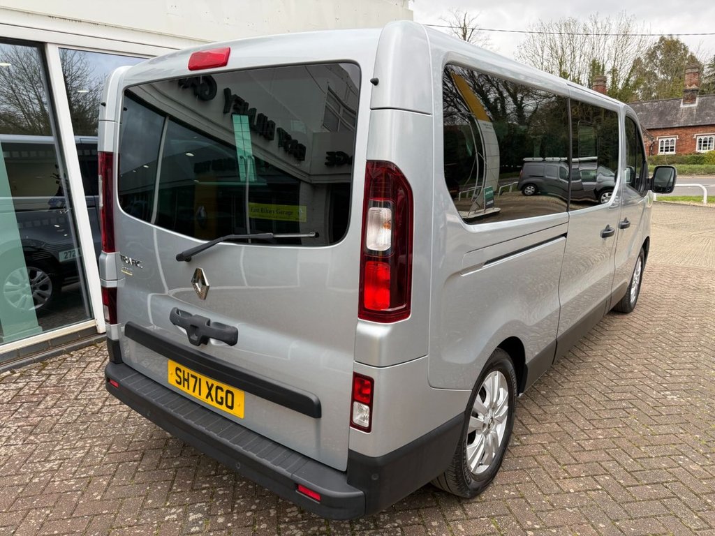 USED 2022 71 RENAULT TRAFIC 2.0 dCi LL30 Sport Minibus Double Cab 5dr Diesel Manual L2 H1 Euro 6 (s/s) (9 Seat) (150 ps) 