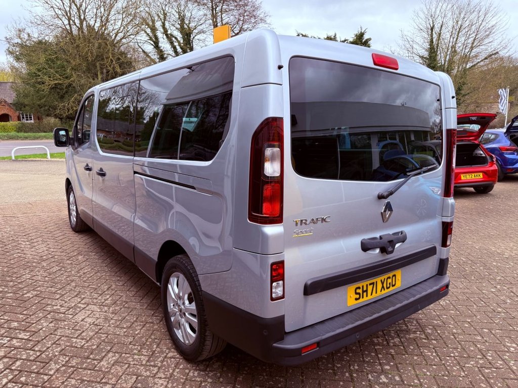 USED 2022 71 RENAULT TRAFIC 2.0 dCi LL30 Sport Minibus Double Cab 5dr Diesel Manual L2 H1 Euro 6 (s/s) (9 Seat) (150 ps) 