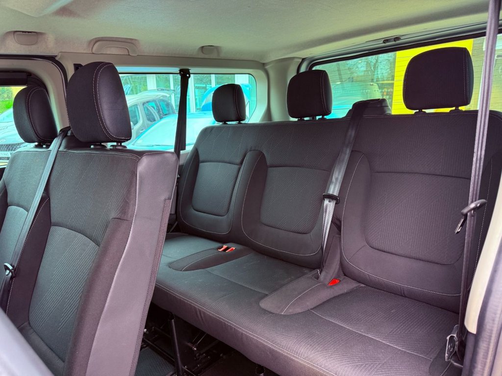 USED 2022 71 RENAULT TRAFIC 2.0 dCi LL30 Sport Minibus Double Cab 5dr Diesel Manual L2 H1 Euro 6 (s/s) (9 Seat) (150 ps) 