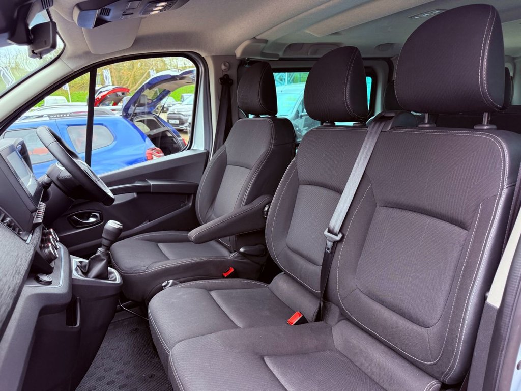 USED 2022 71 RENAULT TRAFIC 2.0 dCi LL30 Sport Minibus Double Cab 5dr Diesel Manual L2 H1 Euro 6 (s/s) (9 Seat) (150 ps) 