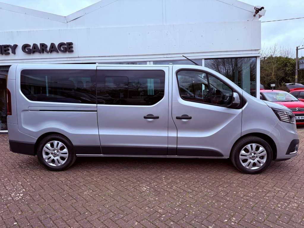 USED 2022 71 RENAULT TRAFIC 2.0 dCi LL30 Sport Minibus Double Cab 5dr Diesel Manual L2 H1 Euro 6 (s/s) (9 Seat) (150 ps) 