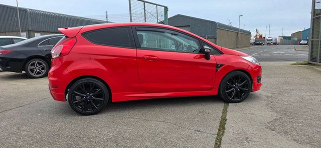 2015 Ford Fiesta 1L Zetec S Red Edition 3dr - Photo 4