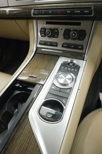 USED 2015 15 JAGUAR XF 2.2d Luxury Auto Euro 5 (s/s) 4dr Full Cream Leather