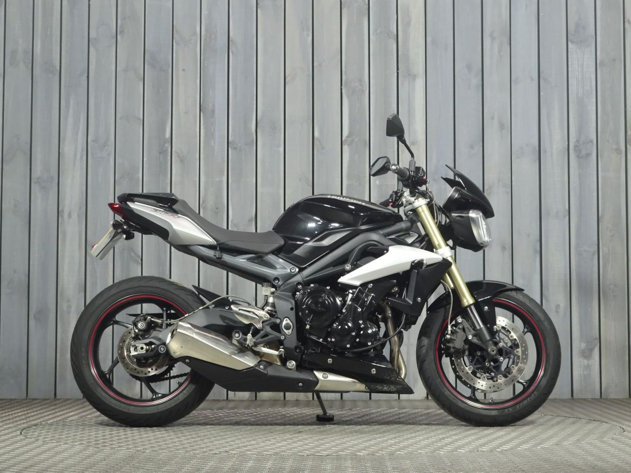 TRIUMPH STREET TRIPLE 675