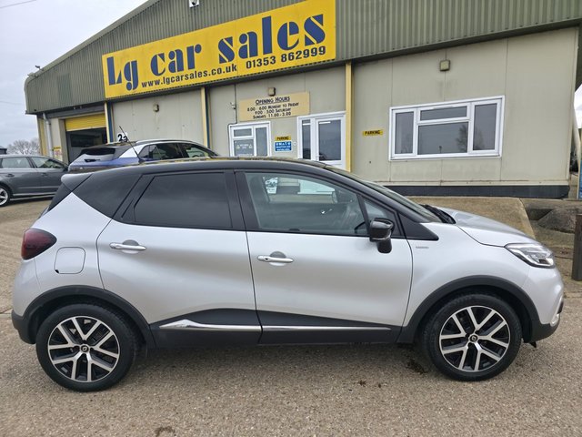 View our RENAULT CAPTUR