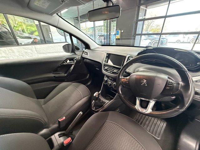 2017 PEUGEOT 208 - Photo 3