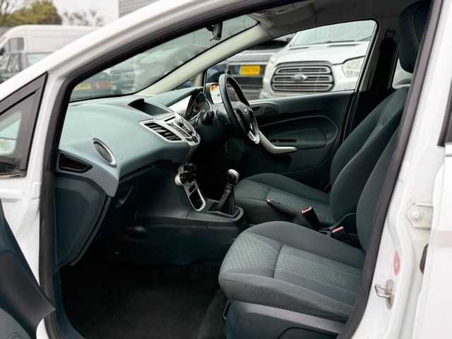 2010 FORD FIESTA - Photo 4