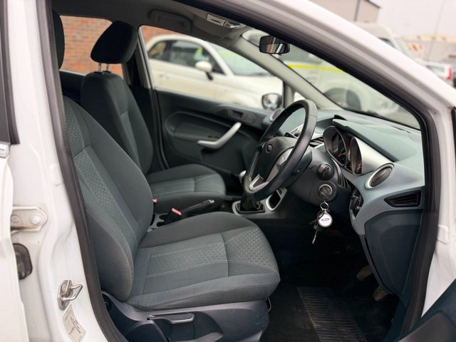 2010 FORD FIESTA - Photo 2