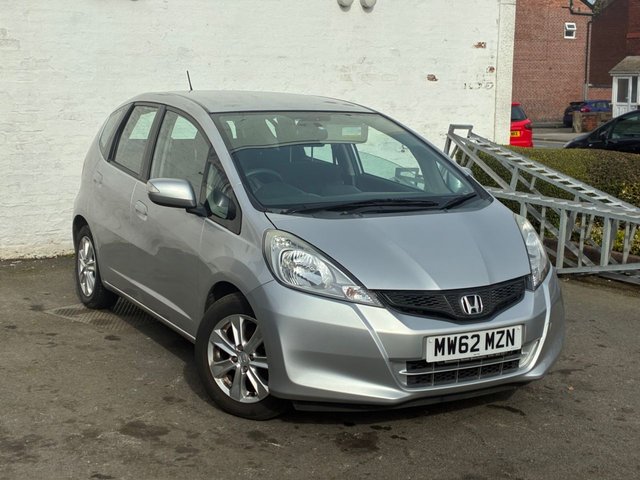 2013 JAZZ 1.4 I VTEC ES HATCHBACK 5DR PETROL MANUAL EURO 5 99 PS... photo