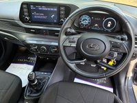 USED 2022 22 HYUNDAI BAYON 1.0 T-GDi MHEV SE Connect SUV 5dr Petrol Hybrid Manual Euro 6 (s/s) (100 ps) * DIGITAL DASH * PHONE MIRROR PLAY * PARKING CAMERA * 1 KEEPER * FULL SERVICE HISTORY * 2 KEYS *