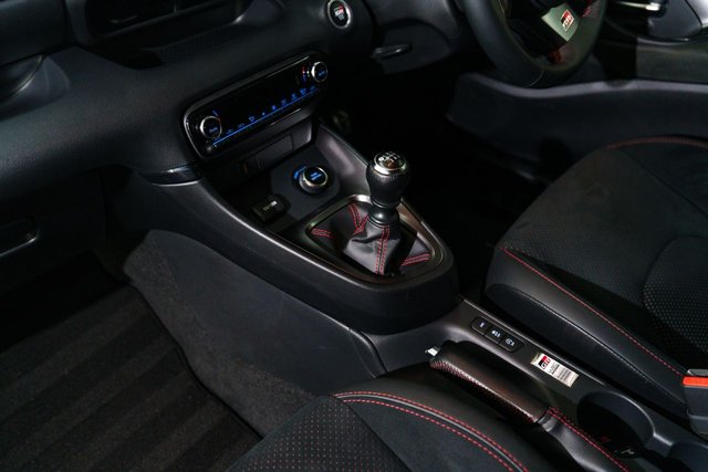2021 TOYOTA YARIS - Photo 8