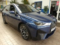 USED 2022 22 BMW IX 40 76.6kWh M Sport SUV 5dr Electric Auto xDrive (326 ps) STUNNING EXAMPLE SKYLOUNGE VISIBILITY COMFORT PACKS SAT NAV LEATHER HEATED SEATS CRUISE PARKING SENSORS BMW SERVICE WARRANTY