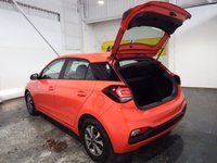 USED 2018 68 HYUNDAI I20 1.2 SE Launch Edition Hatchback 5dr Petrol Manual Euro 6 (s/s) (84 ps) 5 HYUNDAI SERVICES-REAR CAMERA-APPLE CAR PLAY/ANDROID AUTO-DAB-A/C