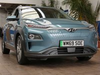 USED 2020 69 HYUNDAI KONA 64kWh Premium SE SUV 5dr Electric Auto (7kW Charger) (204 ps) SAT NAV CARPLAY REAR VIEW CAMERA CRUISE CONTROL HEATED SEATS HEATED STEERING WHEEL PARKING SENSORS LOW MILEAGE 3 OWNERS SERVICE HISTORY