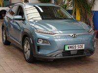 USED 2020 69 HYUNDAI KONA 64kWh Premium SE SUV 5dr Electric Auto (7kW Charger) (204 ps) SAT NAV CARPLAY REAR VIEW CAMERA CRUISE CONTROL HEATED SEATS HEATED STEERING WHEEL PARKING SENSORS LOW MILEAGE 3 OWNERS SERVICE HISTORY