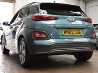 USED 2020 69 HYUNDAI KONA 64kWh Premium SE SUV 5dr Electric Auto (7kW Charger) (204 ps) SAT NAV CARPLAY REAR VIEW CAMERA CRUISE CONTROL HEATED SEATS HEATED STEERING WHEEL PARKING SENSORS LOW MILEAGE 3 OWNERS SERVICE HISTORY