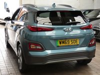 USED 2020 69 HYUNDAI KONA 64kWh Premium SE SUV 5dr Electric Auto (7kW Charger) (204 ps) SAT NAV CARPLAY REAR VIEW CAMERA CRUISE CONTROL HEATED SEATS HEATED STEERING WHEEL PARKING SENSORS LOW MILEAGE 3 OWNERS SERVICE HISTORY
