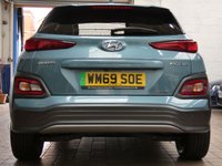 USED 2020 69 HYUNDAI KONA 64kWh Premium SE SUV 5dr Electric Auto (7kW Charger) (204 ps) SAT NAV CARPLAY REAR VIEW CAMERA CRUISE CONTROL HEATED SEATS HEATED STEERING WHEEL PARKING SENSORS LOW MILEAGE 3 OWNERS SERVICE HISTORY