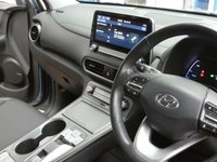 USED 2020 69 HYUNDAI KONA 64kWh Premium SE SUV 5dr Electric Auto (7kW Charger) (204 ps) SAT NAV CARPLAY REAR VIEW CAMERA CRUISE CONTROL HEATED SEATS HEATED STEERING WHEEL PARKING SENSORS LOW MILEAGE 3 OWNERS SERVICE HISTORY