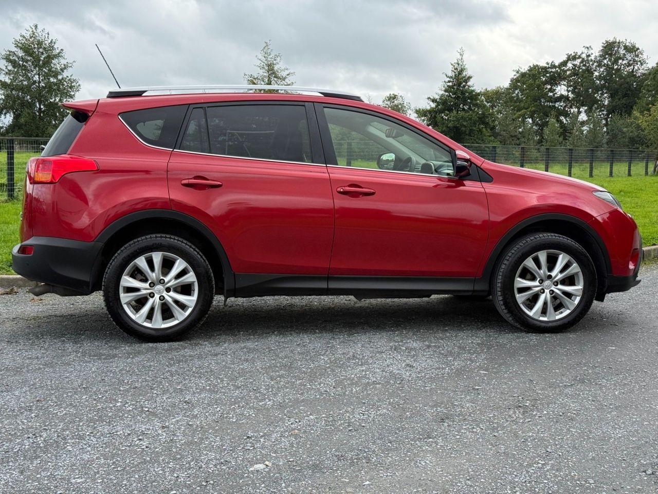 2013 TOYOTA RAV4 2.2 D-4D Invincible SUV 5dr Diesel Manual 4WD Euro 5 (150 ps) - vehicle photo 9 for sale on PureCar