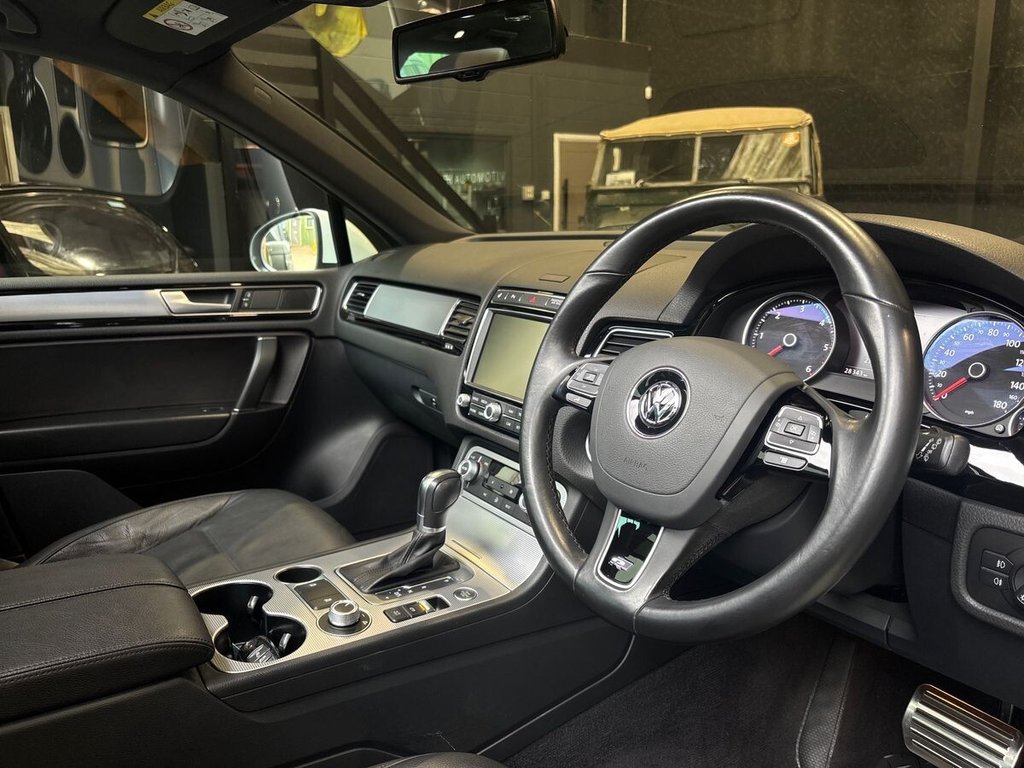 USED 2016 65 VOLKSWAGEN TOUAREG 3.0 TDI V6 BlueMotion Tech R-Line SUV 5dr Diesel Tiptronic 4WD Euro 6 (s/s) (262 ps) 2 OWNERS|JUST SERVICED