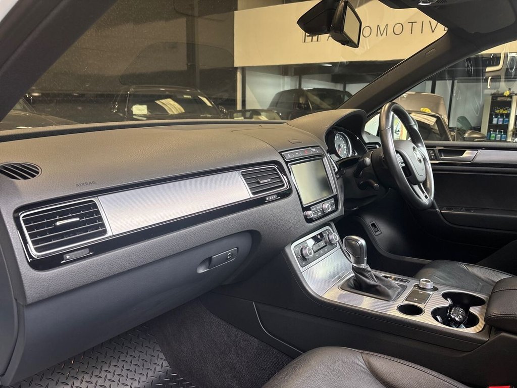 USED 2016 65 VOLKSWAGEN TOUAREG 3.0 TDI V6 BlueMotion Tech R-Line SUV 5dr Diesel Tiptronic 4WD Euro 6 (s/s) (262 ps) 2 OWNERS|JUST SERVICED