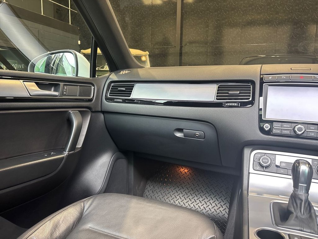 USED 2016 65 VOLKSWAGEN TOUAREG 3.0 TDI V6 BlueMotion Tech R-Line SUV 5dr Diesel Tiptronic 4WD Euro 6 (s/s) (262 ps) 2 OWNERS|JUST SERVICED