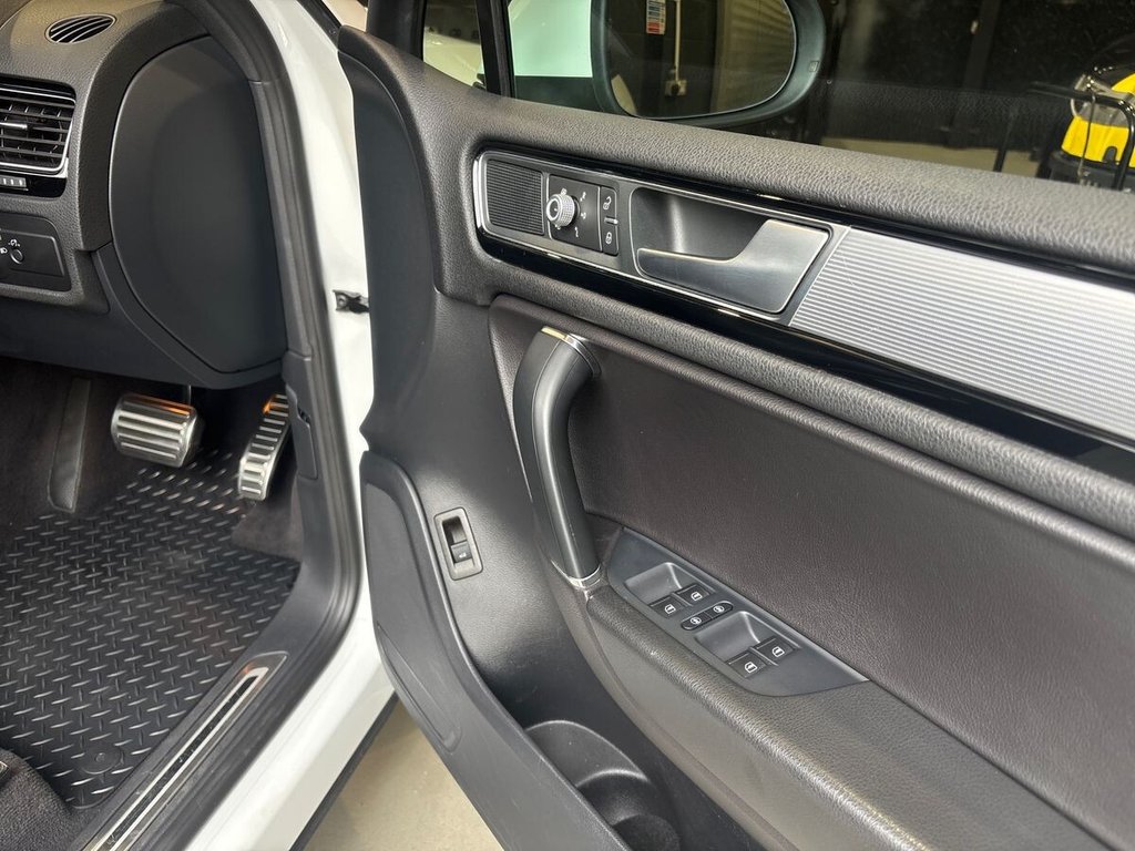 USED 2016 65 VOLKSWAGEN TOUAREG 3.0 TDI V6 BlueMotion Tech R-Line SUV 5dr Diesel Tiptronic 4WD Euro 6 (s/s) (262 ps) 2 OWNERS|JUST SERVICED