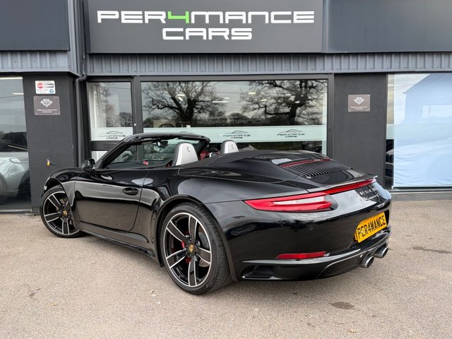 2017 PORSCHE 911 - Photo 2