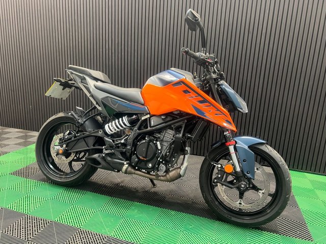 View our KTM 125 DUKE